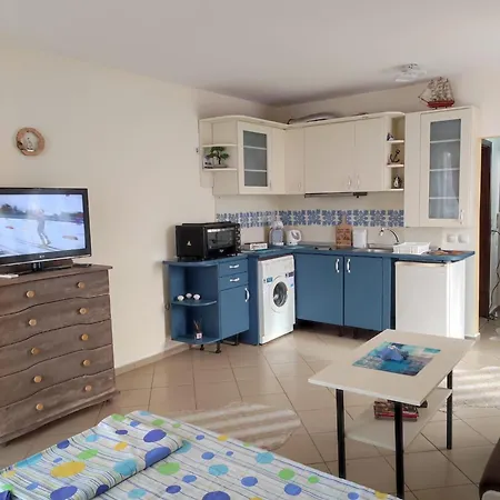 - студио в кв сарафово с морски изглед Lägenhet